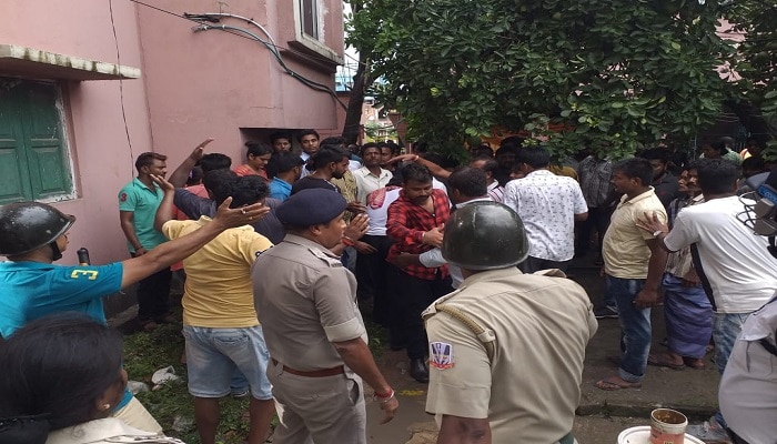 কাটমানি নেওয়ার অভিযোগে বিধাননগরের ডেপুটি মেয়র তাপস চট্টোপাধ্যায়ের বাড়ির সামনে বোমাবাজি, গুলি