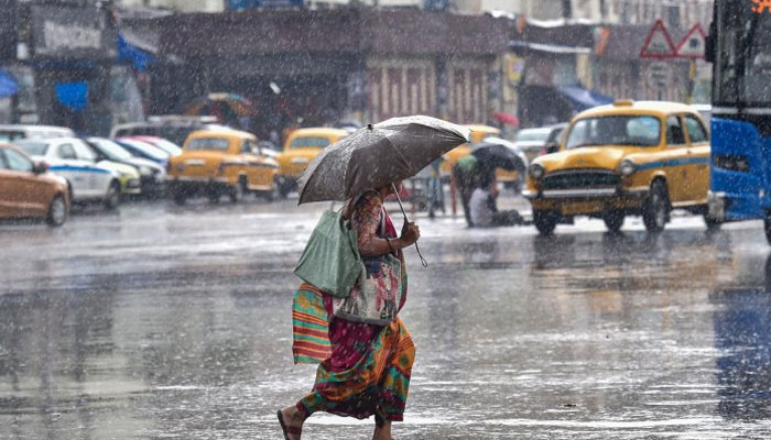 উত্তরবঙ্গে ভারী বৃষ্টি, কলকাতা সহ দক্ষিণবঙ্গে হালকা থেকে মাঝারি বৃষ্টির পূর্বাভাস 