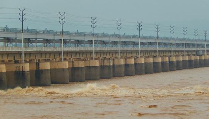 জলের তোড় সামলাতে ফরাক্কা ব্যারাজের সব ক&#039;টি লকগেট খুলে দিল কর্তৃপক্ষ