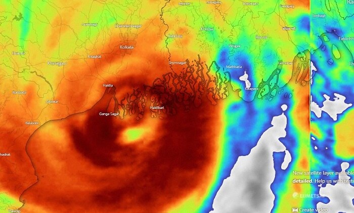 প্রবল শক্তি নিয়ে গঙ্গাসাগরে ঢুকে পড়ল &#039;বুলবুল&#039;, শুরু তাণ্ডবলীলা