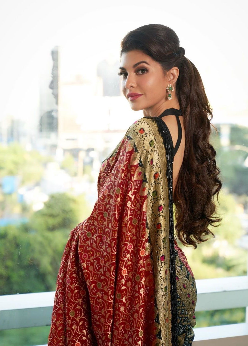 Mushakli erkak porno yulduzlar Koz yoshlari bilan juda chiroyli anal