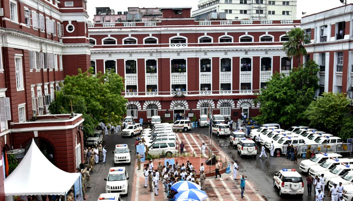 রাতে মহিলাদের সুরক্ষায় সোশ্যাল মিডিয়ায় ফোন নম্বর দেওয়ার হিড়িক, নয়া ফাঁদ বলছে লালবাজার