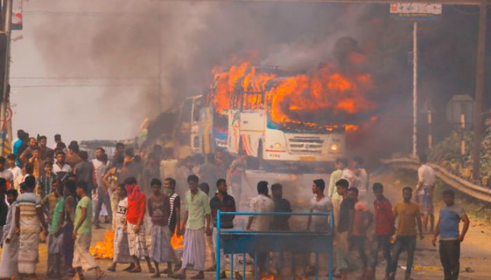 কোথাও দোকান ভাঙচুর, কোথাও টায়ার জ্বালানো- রবিবারেও বিক্ষোভের নামে তাণ্ডব