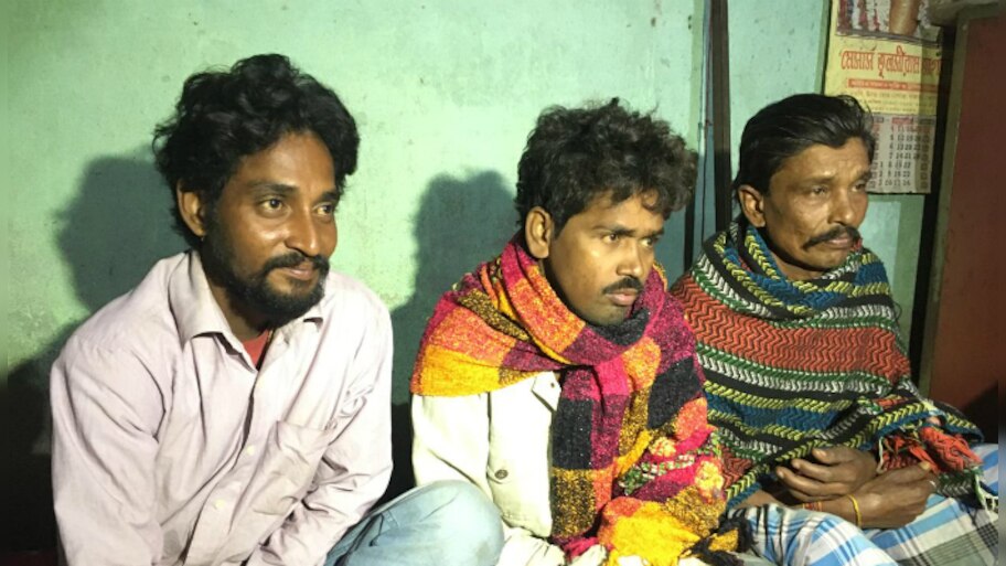 মায়ের চিকিত্সার জন্য দরকার অর্থ, ঝুঁকি নিয়েই কুঁয়োয় নেমে দেহ উদ্ধার মেঘনাদের  
