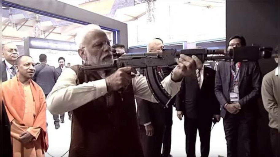 PM Narendra Modi Shoot Assault Rifle। ভিডিয়ো: অ্যাসল্ট রাইফেল নিয়ে ...