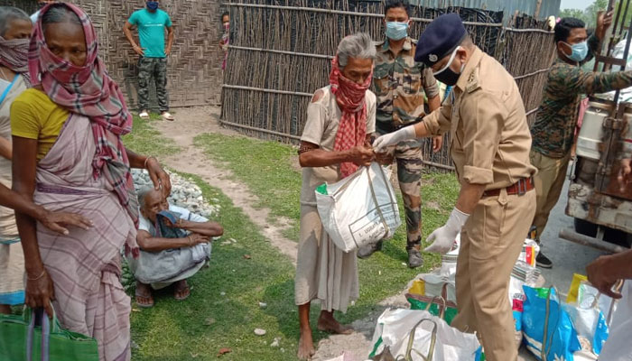 মানবিক! বেতনের টাকা দিয়ে ১৪০০ পরিবারকে খাদ্য সামগ্রী পৌঁছে দিচ্ছেন রেঞ্জ অফিসার