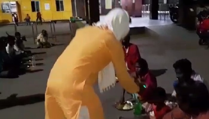 ভবঘুরে, ভিখারিদের শরীরের তাপমাত্রা পরীক্ষা করলেন বিধায়ক মিল্টন রশিদ ভবঘুরে, ভিখারিদের শরীরের তাপমাত্রা পরীক্ষা করলেন বিধায়ক মিল্টন রশিদ