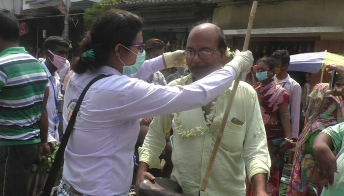 মুখে মাস্ক না পরে বাজারে! গলায় রজনীগন্ধার মালা পরিয়ে দিচ্ছেন তরুণ-তরুণীরা 