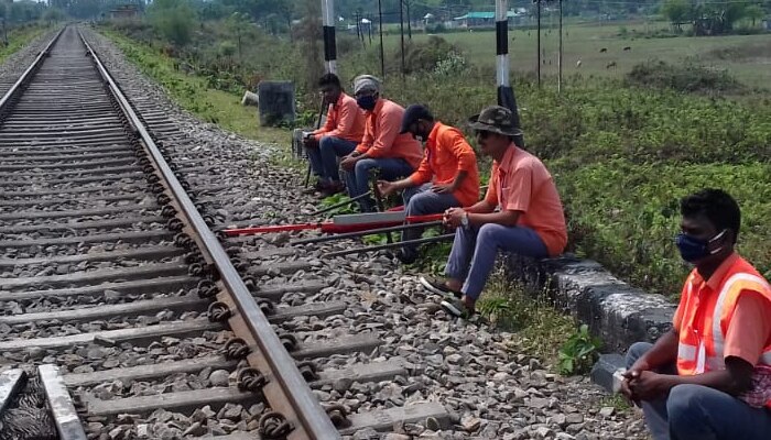 করোনা ভাইরাসের আতঙ্কে কাজ বন্ধ করে দিলো মালবাজারের রেলের গ্যাংম্যানরা