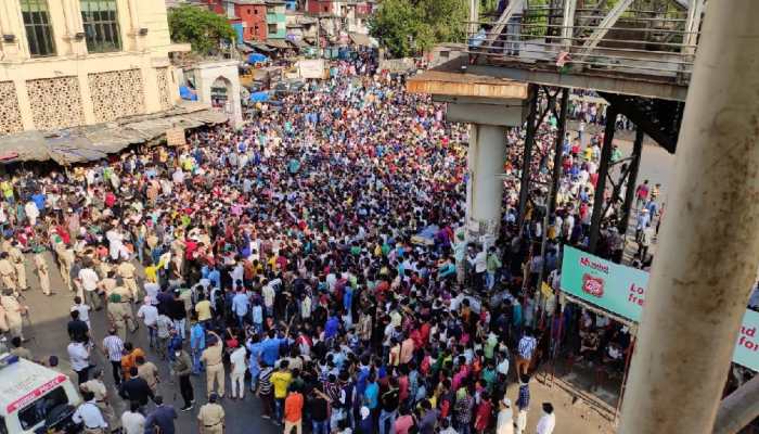 খাবার বাড়ন্ত, লকডাউনেই বাঙালি-বিহারি শ্রমিকদের বিক্ষোভে তুলকালাম বান্দ্রা