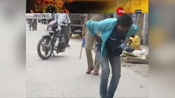 লকডাউন ভাঙছিলেন এলাকাবাসীরা, রাস্তার মাঝেই কান ধরে ওঠবস করাল পুলিস