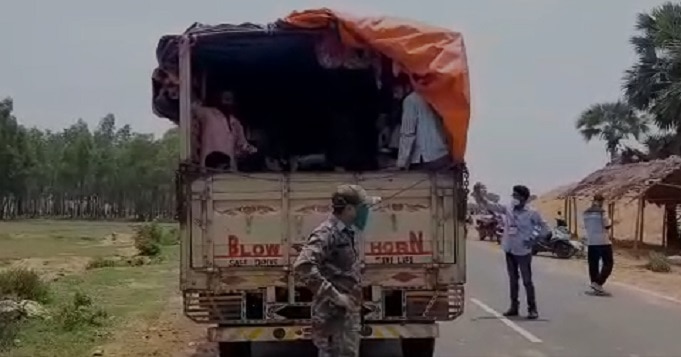 হ্যান্ড স্যানিটাইজার স্টিকার লাগানো ট্রাকে, লকডাউনের বাজারে তল্লাশি চালাতেই চোখ কপালে পুলিসের