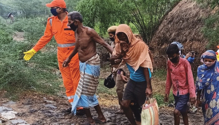 ভুবনেশ্বরে শুরু প্রবল ঝড়, বালাসোরে-ভদ্রকে যুদ্ধকালীন তত্পরতায় মানুষজনকে সরিয়ে আনছে NDRF