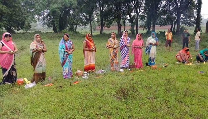 করোনা থেকে মুক্তি পেতে হচ্ছে &#039;করোনা দেবীর&#039; পুজো, ভোগের থালায় লবঙ্গ, এলাচ, লাড্ডু