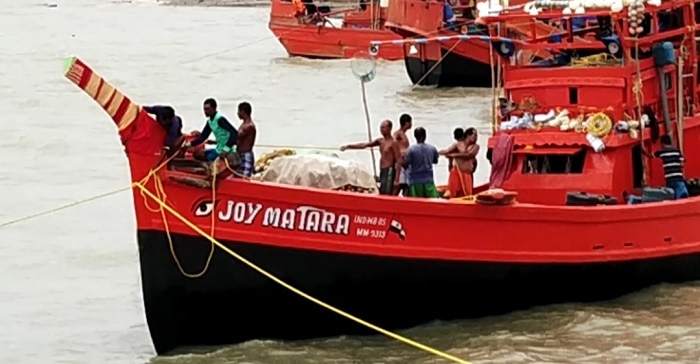 &#039;এবার ভালো ইলিশ মিলবে!&#039;, মুখে মাস্ক বেঁধে মাছ ধরতে গভীর সমুদ্রে পাড়ি দিল ৫০০০ ট্রলার