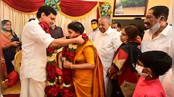 করোনা আবহেই দলের নেতা মহম্মদকে বিয়ে করলেন কেরলের মুখ্যমন্ত্রীর মেয়ে