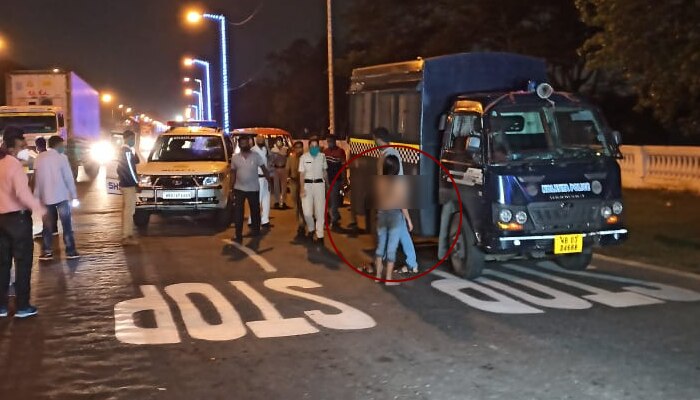 রাতের শহরে নগ্ন-মদ্যপ তরুণীর তাণ্ডব, পুলিসকে ঠাটিয়ে চড়,বাগে আনতে পৌঁছয় ছয়-ছটি পুলিস-ভ্যান