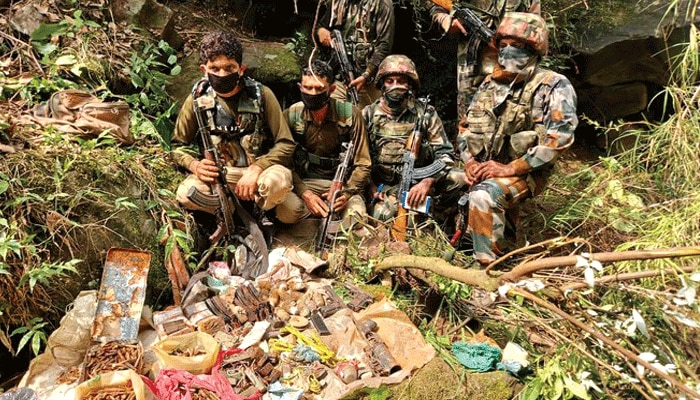 কুলগামে গুলির লড়াইয়ে খতম ১ জঙ্গি, রাজৌরিতে গোপন আস্তানা থেকে উদ্ধার বিপুল অস্ত্র