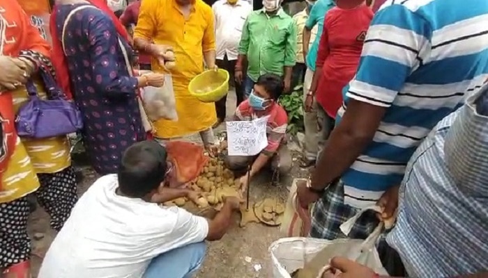 বাজারে দর ৩০টাকা, আর বিজেপি আলু বিক্রি করছে ২০টাকায়! অভিনব প্রতিবাদ