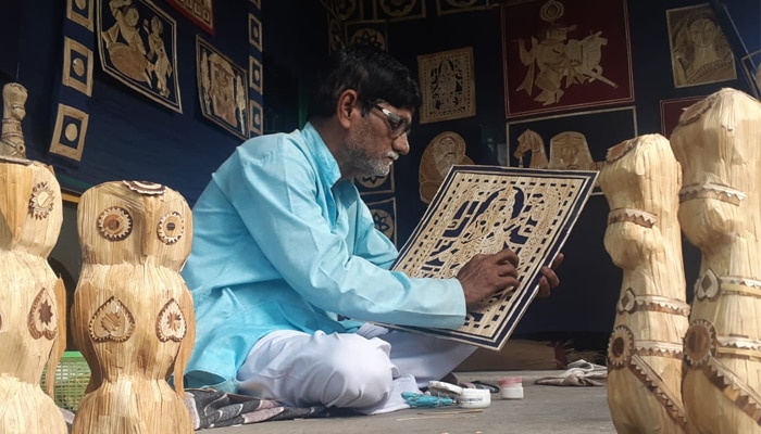 লকডাউন তাঁর কাছে যেন আশীর্বাদ! খড়কুটো আঁকড়ে মেতেছেন সৃষ্টি সুখের উল্লাসে লকডাউন তাঁর কাছে যেন আশীর্বাদ! খড়কুটো আঁকড়ে মেতেছেন সৃষ্টি সুখের উল্লাসে