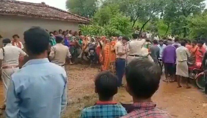 দেবতাকে খুশি করতে নিজের স্ত্রীর গলা কেটে দিল স্বামী! মুন্ডু রাখল দেবতার পায়ে দেবতাকে খুশি করতে নিজের স্ত্রীর গলা কেটে দিল স্বামী! মুন্ডু রাখল দেবতার পায়ে