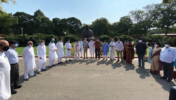 উঠে গেল ৮ সাংসদের ধর্না, সাসপেনশন না তুললে রাজ্যসভার অধিবেশন বয়কটের ঘোষণা বিরোধীদের 