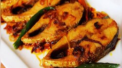 গরম ভাতের সঙ্গে চেটেপুটে খান দুর্দান্ত স্বাদের ঢাকাই ভুনা ইলিশ!