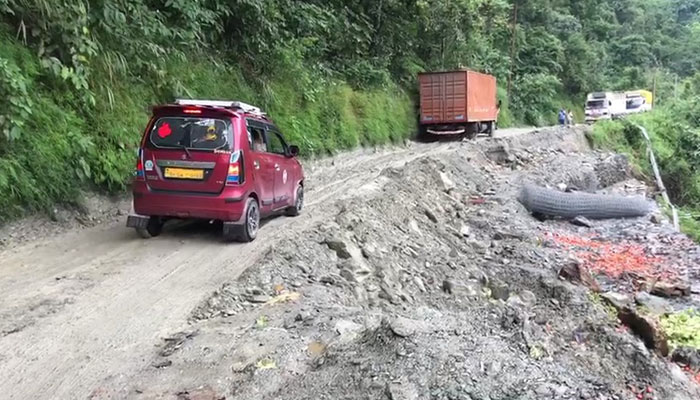 যুদ্ধকালীন তৎপরতায় সরানো হল পাহাড়ের ধস, খুলল শিলিগুড়ি থেকে সিকিমের রাস্তা