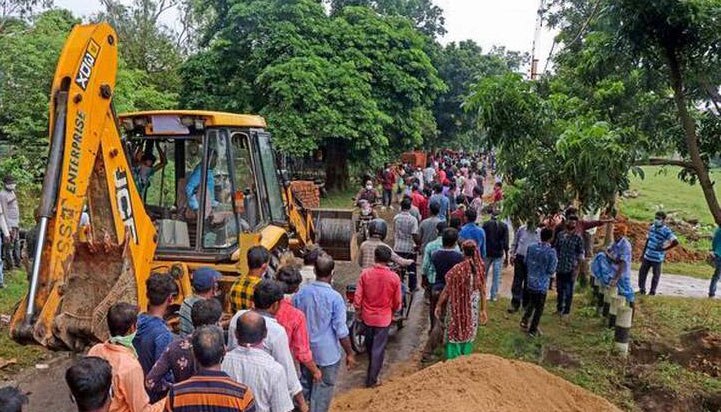 মিলল না সমাধান, কমিটির সামনেই পড়ুয়াদের ধমক উপাচার্যের