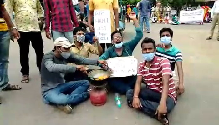 শিক্ষক নিয়োগের দাবিতে বিক্ষোভ, রাস্তায় বসে চপ ভাজলেন আন্দোলনকারীরা