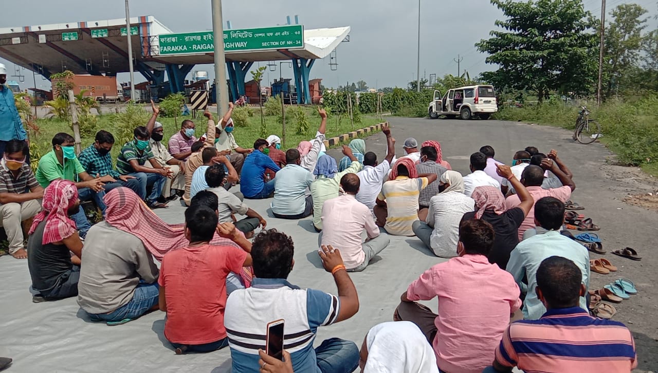 বেতনের দাবিতে জাতীয় সড়কে অবস্থান বিক্ষোভ, হুমকি আত্মহত্যার