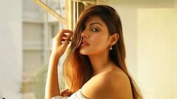 জামিনের পর জেল থেকে বেরোচ্ছেন রিয়া, কেমন দেখতে হয়েছে অভিনেত্রীকে