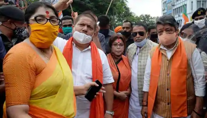 মহামারি আইন ভাঙায় মুকুল-কৈলাসের নামে FIR, TMC-কে ছাড় কেন? প্রশ্ন দিলীপের মহামারি আইন ভাঙায় মুকুল-কৈলাসের নামে FIR, TMC-কে ছাড় কেন? প্রশ্ন দিলীপের
