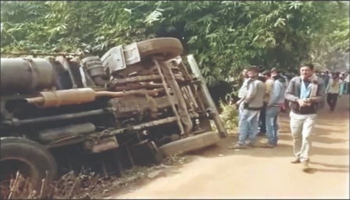 বালি বোঝাই লরি বাড়ির উপর উল্টে মৃত ৩, আহত ১