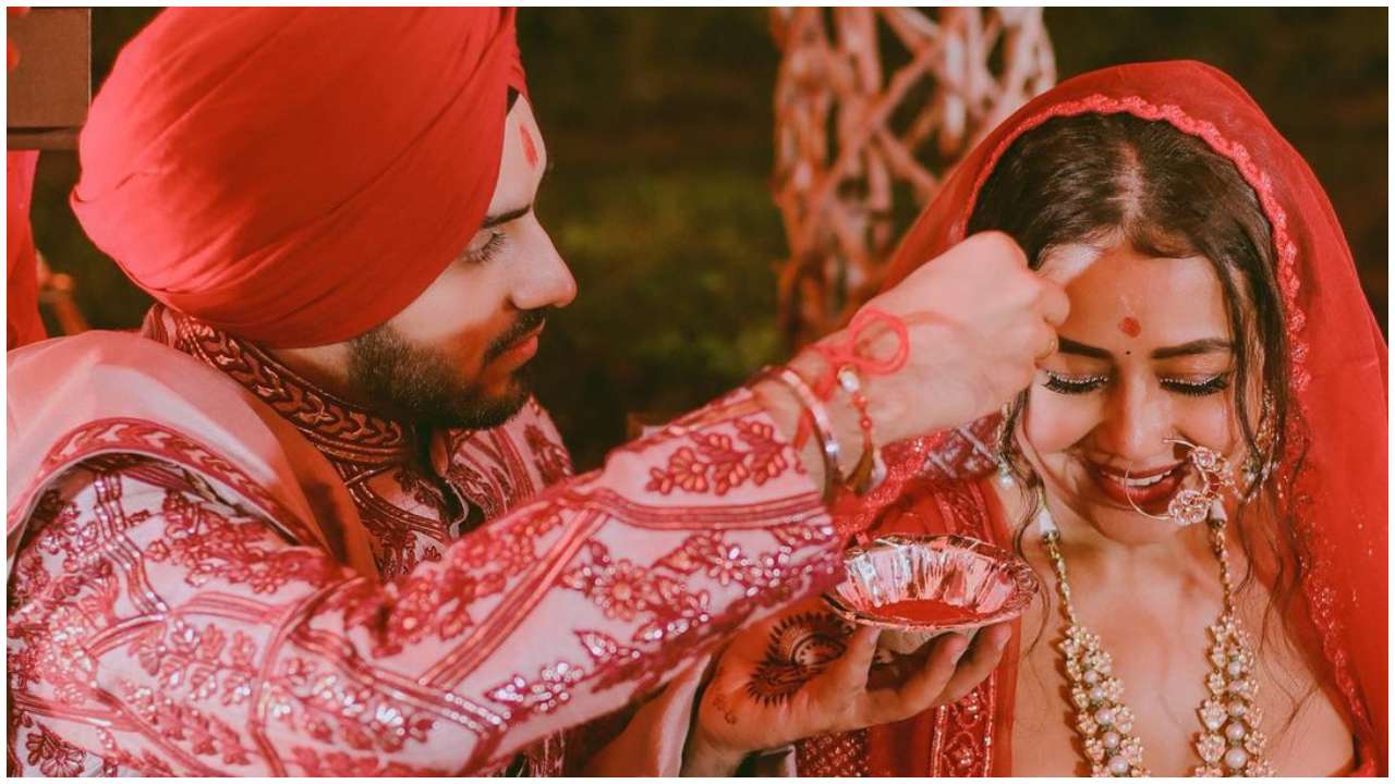Newlyweds Neha Kakkar and Rohanpreet Singh jet off to Dubai for honeymoon,  pics inside | ফুল দিয়ে সাজানো হয়েছে বিছানা, দুবাইতে একান্তে মধুচন্দ্রিমা  কাটাচ্ছেন রোহনপ্রীত-নেহা