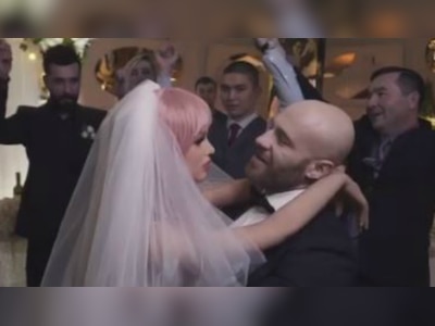 Жалаңаш бәс тігуден ұтылған жігіттің видеосы