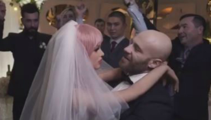 Жалаңаш аэробика онлайн Жалаңаш бәс тігуден ұтылған жігіттің видеосы