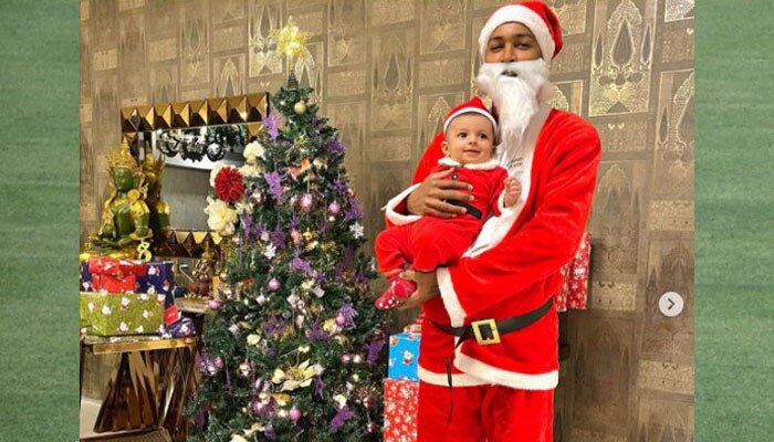 Christmas 2020: ছেলেকে কোলে নিয়ে ক্রিসমাস সেলিব্রেশন  &#039;সান্তা&#039; Hardik Pandya&#039;র