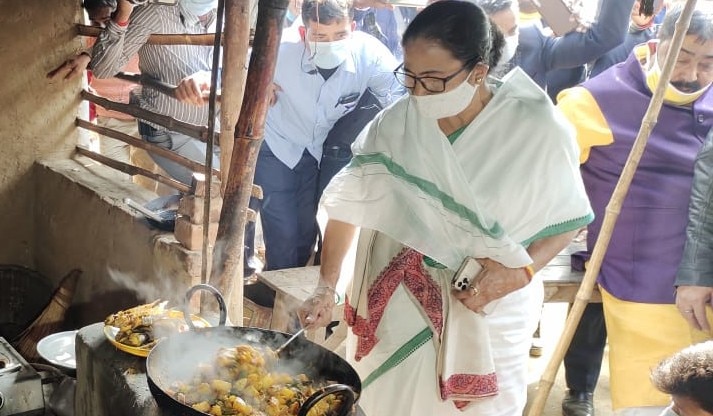 চা-দোকানে খুন্তি হাতে রাঁধলেন মমতা, খেলেন চা, শুনলেন আদিবাসীদের অভাব-অভিযোগও