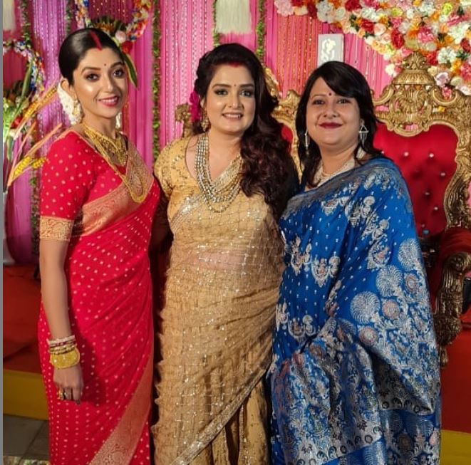 Watch Twarita Chatterjee's Wedding Reception Photo | রিসেপশনে সৌরভের সঙ্গে  ঝলমলিয়ে উঠলেন ত্বরিতা, দেখুন