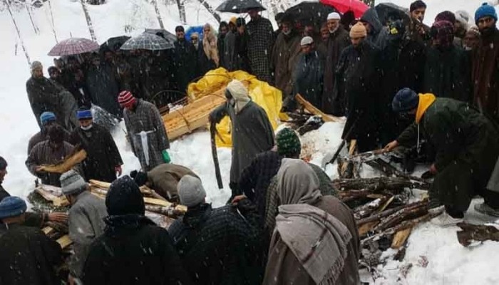 বরফের খাড়াই রাস্তায় কাশ্মীরি পণ্ডিতের শবদেহ কাঁধে নিয়ে হাঁটলেন মুসলিম প্রতিবেশীরা