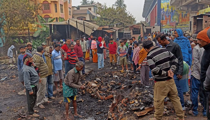 দমদম ক্যান্টনমেন্ট স্টেশন লাগোয়া বাজারে ভয়াবহ আগুন, নিমেষে পুড়ে ছাই সর্বস্ব