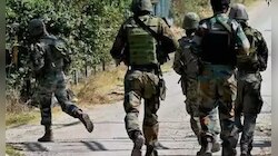 ভরা বাজারে কম্বলের তলা থেকে আগ্নেয়াস্ত্র বের করে গুলি পুলিসকে  