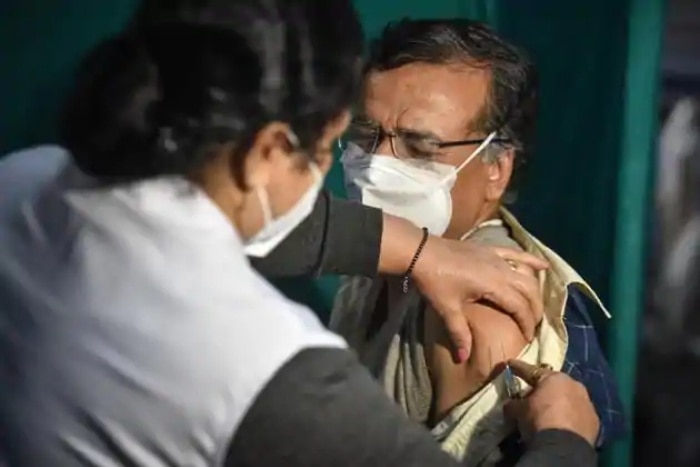 ষাটোর্ধ্ব ও  ৪৫-র বেশি বয়সের comorbidities-রা পাবেন Vaccine