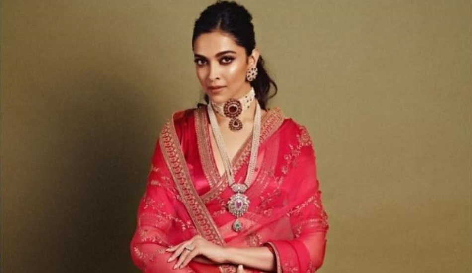 Deepika-কে ঘিরে ধরল জনতা, চলল ব্যাগ ধরে টানাহেঁচড়া