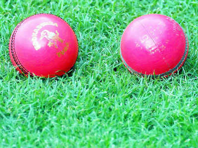 Pink ball-এর চকচকে ভাব কমানোর কাজ শুরু করে দিল বল প্রস্তুতকারক সংস্থা Pink ball-এর চকচকে ভাব কমানোর কাজ শুরু করে দিল বল প্রস্তুতকারক সংস্থা