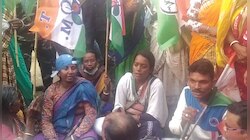 অনুমতি ছাড়াই বাইক মিছিল BJP-র, রাস্তায় বসে বিক্ষোভ TMC প্রার্থীর