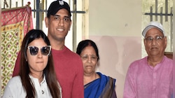 করোনা আক্রান্ত হয়ে হাসপাতালে ধোনির বাবা-মা, দেখা হল না মাহির