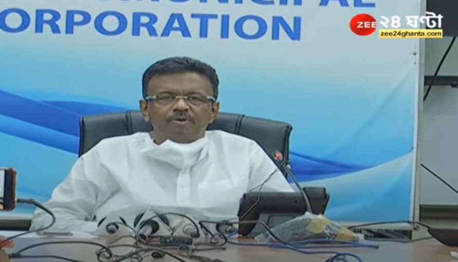 টিকার উৎপাদন না বাড়িয়ে প্রদীপ জ্বালাতে, ঘণ্টা বাজাতে বলেছেন PM Modi: Firhad