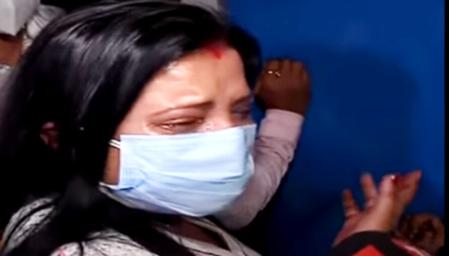 'ওঁর ওষুধ, ওঁর সব কিছু আমার কাছে,' প্রেসিডেন্সির দুয়ারে ভেঙে পড়লেন শোভনের বৈশাখী 